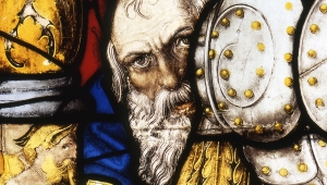 Glasmalerei mit der Darstellung eines bärtigen Mannes, der Simon von Cyrene zeigen soll.
