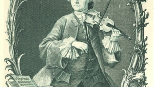 Schwarz-weiß-Zeichnung von Leopold Mozart. Er ist in einem ovalen Rahmen portraitiert bis zu den Knien und schaut den Betrachter mit leicht geneigtem Kopf an. Er hat eine Geige wie zum Spiel angesetzt auf der linken Schulter angelehnt und hat den Bogen mit der rechten Hand auf den Saiten abgelegt. Der Rahmen ist mit Ornamenten verziert. Am unteren Bildrand ist ein lateinischer Schriftzug abgebildet.