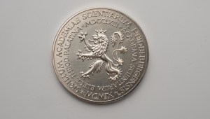 Fotografie einer Silbermedaille mit einem steigenden Löwe und lateinischer Inschrift
