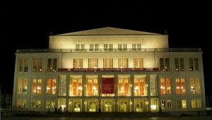 Beleuchtete Frontseite der Oper Leipzig bei Nacht