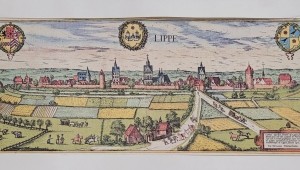 Kolorierte Stadtansicht von Lippstadt mit drei Wappen, die in kreisförmigen Kränzen eingebettet oben links, mittig und rechts zu sehen sind. Unten rechts