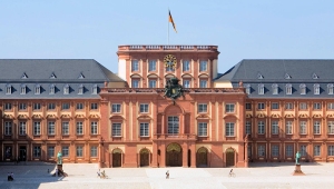 Frontalansicht des Mannheimer Schlosses mit Ehrenhof mit Blick auf den Mittelrisaliten