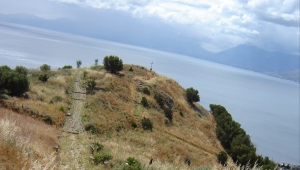 Steinweg auf einem Hügel, der zum Meer führt