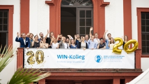 Gruppenbild des Wissenschaftlichen Nachwuchs Kollegs auf dem Balkon des Akademiegebäudes