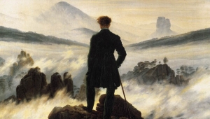 Das Gemälde zeigt einen Mann mit dem Rücken zum Betrachter gewandt der hoch oben auf einem Gebirge steht und über Nebel und Felsen in die Ferne blickt