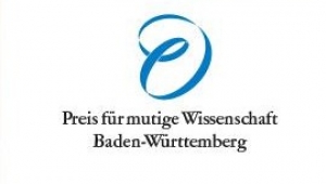 Blaues Band, das sich in Schlaufen um sich selbst windet, darunter schwarze Schrift "Preis für mutige Wissenschaft Baden-Württemberg