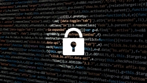 Vor einem Programmiercode liegt ein weißes Türschloss, das wie von einem Licht kreisrund angestahlt wird. Der Code um das Schloss herum ist abgedunkelt