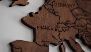 Hölzernes 3D Modell von Europa, von Westen her aufgenommen, Der Ausschnitt reicht von Frankreich, Nordspanien und der Norden Portugals im Westen über die Nordhälfte Italiens im Süden, Teile Polens, Tschechien, Ungarn und Kroatien im Osten und Norddeutschland im Norden. Die südliche Spitze Großbritanniens ragt oben links in das Bild hinein.